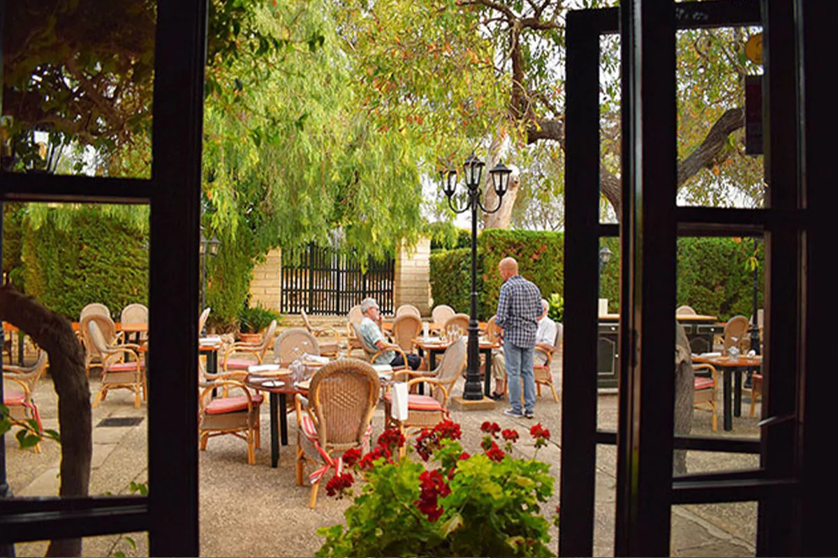 Patio con flores de la finca Sa Gruta Nova