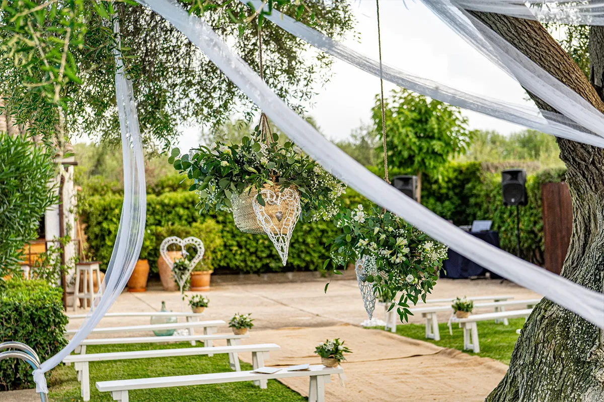 Olivo decorado con telas y corazones para una ceremonia