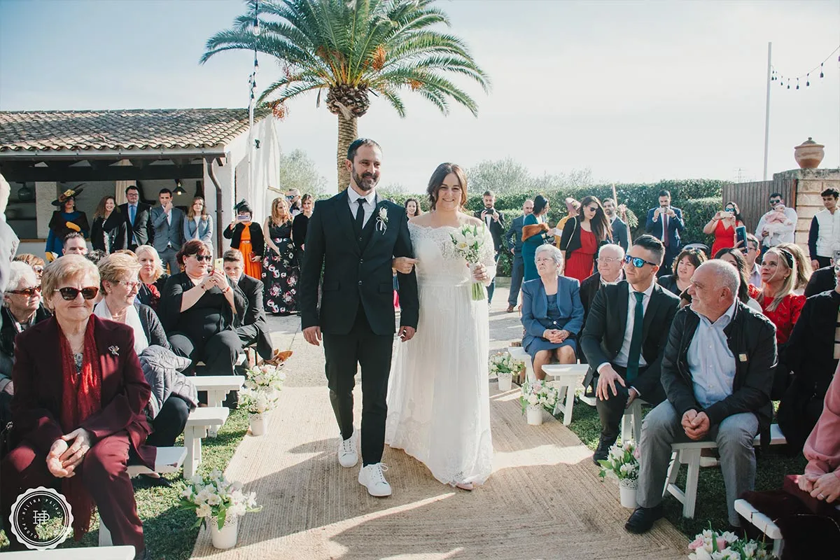 Los novios saliendo de la ceremonia entre los invitados