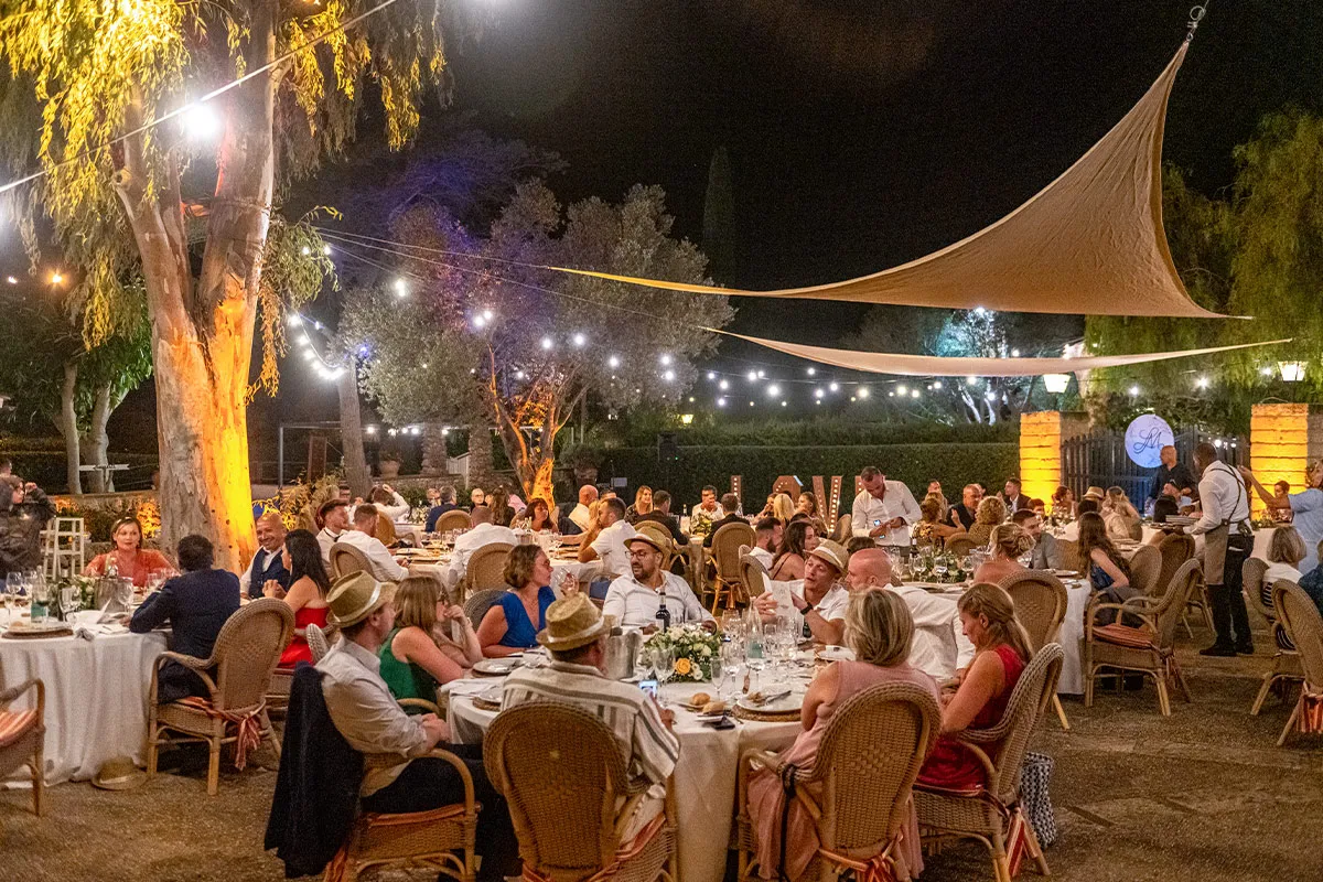 Banquete de boda de noche en el jardín de Sestadors