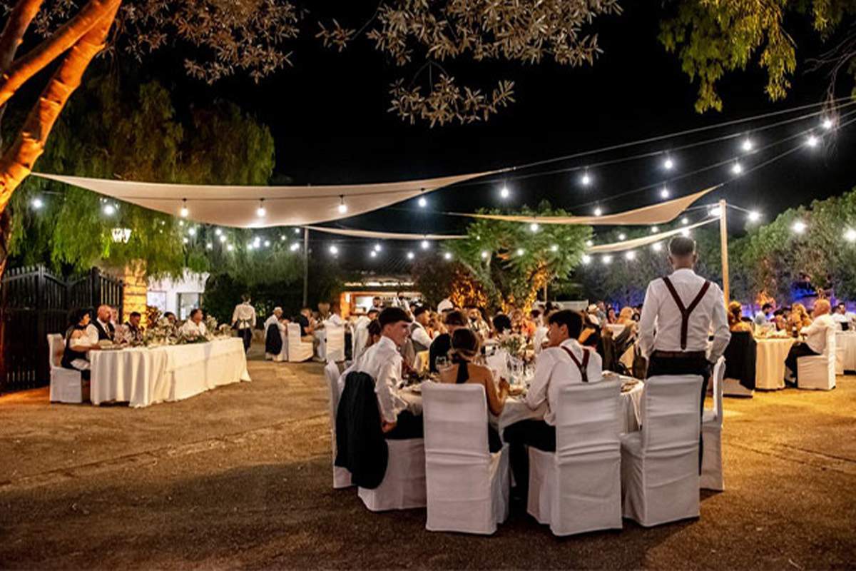 Group dinner at night in the Sa Gruta Nova garden