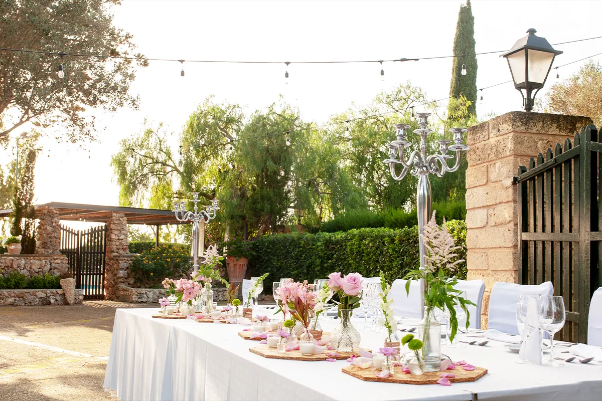 Mesa imperial decorada con flores en el jardín