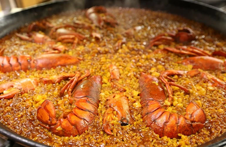 Paella de marisco recién hecha