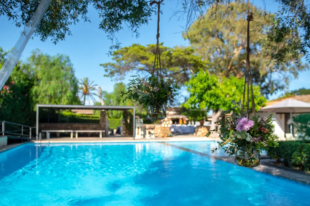 La piscina y el jardín de la finca